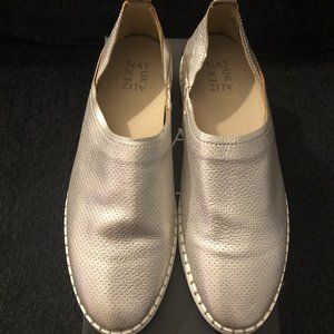WOMEN NATURALIZER LEATHER LOAFER (NWOT)